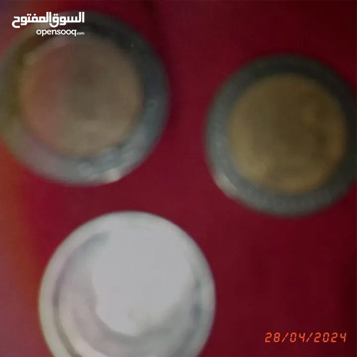 عملات نقدية قديمة تونسية وغير تونسية وساعة جيب ألمانية و مغارف سبولة مطبوعئن ومفتاح قديم
