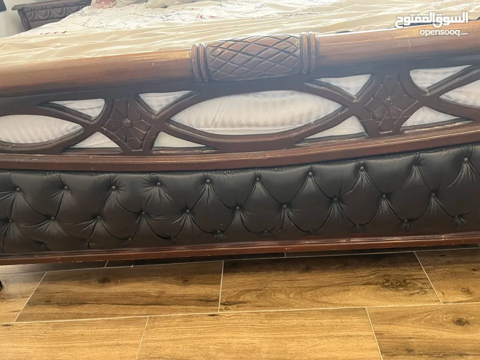 غرفة نوم ماستر للبيع خشب زان