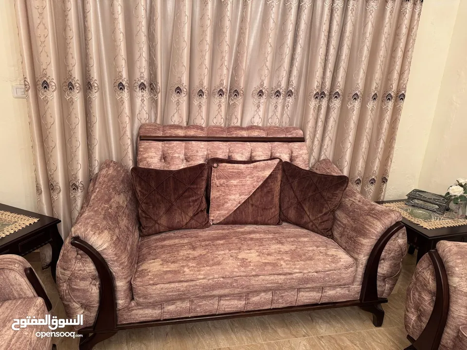 غرفة ضيوف مميزة مع طاولة سفرة