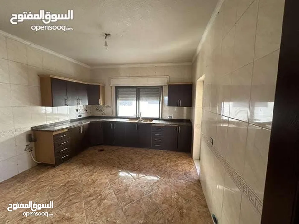 شقة للايجار حي الصحابة قرب صيدلية عميش طابق ثاني مساحة 175م