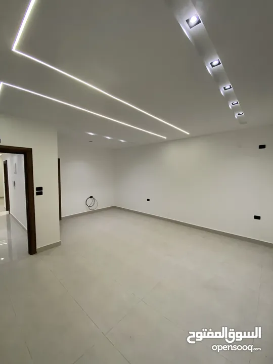 شقق فاخرة 240 متر و 200 متر 4 نوم و 3 نوم بتشطيب فاخر وبسعر مميز في أجمل مناطق طريق المطار البنيات