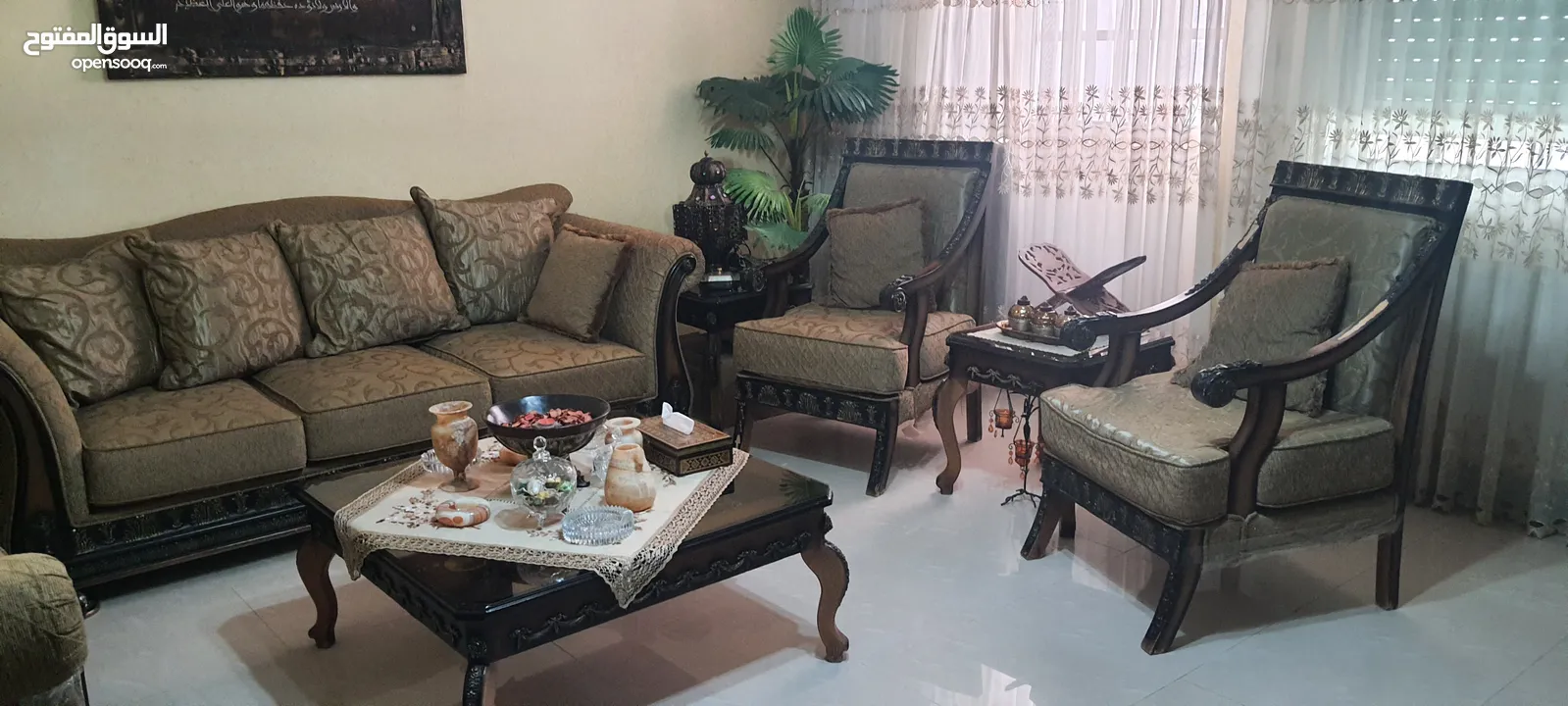 غرفة ضيوف مع طاول وسط للبييييييييع