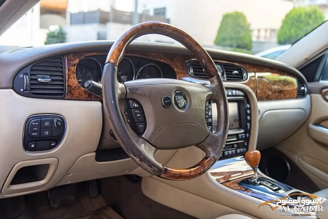 Jaguar Xj8 2005  السيارة مميزة جدا