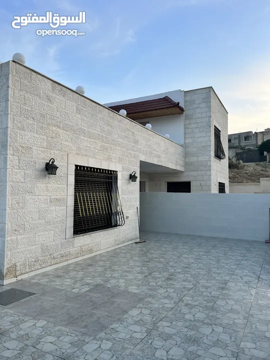 عماره طابقين للبيع تشطيب ديلوكس عمر البناء 5سنوات