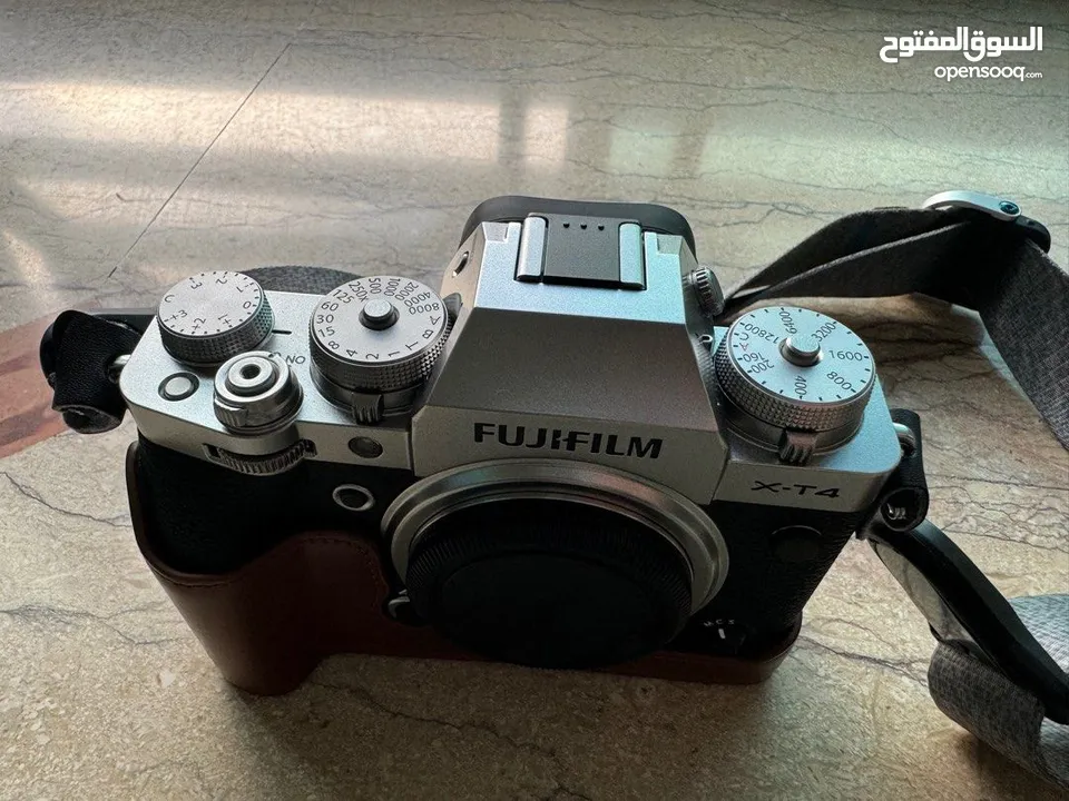 Fujifilm XT-4 Silver Edition with charger and battery