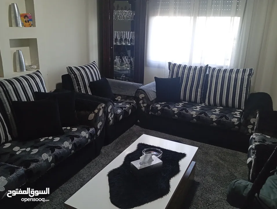 طقم كنب لون سكني واسود