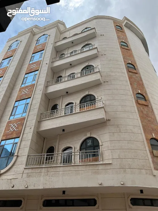 العمارة للبيع تشطيب لوكس في صنعاء بيت بوس على3شوارع