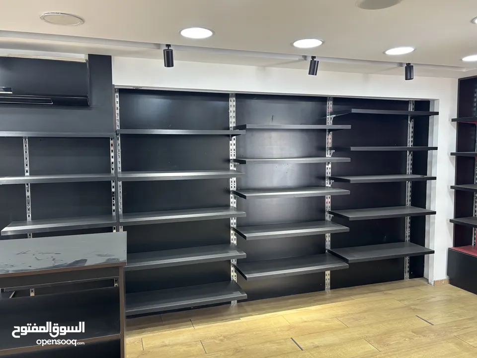 ديكور محل: رفوف ومكتب استقبال