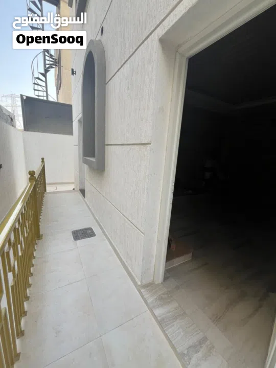 فــــيــــــــــــلا للـــــبيـــــع اول ســـــاكــــن مــــكــــونه مــن 7 غـــــرف و 10 حـــمامات