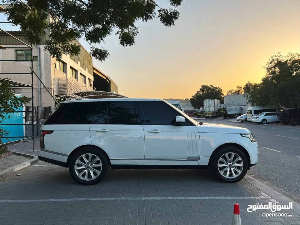 Range Rover Vogue V8  Gcc specs low millage Model2014