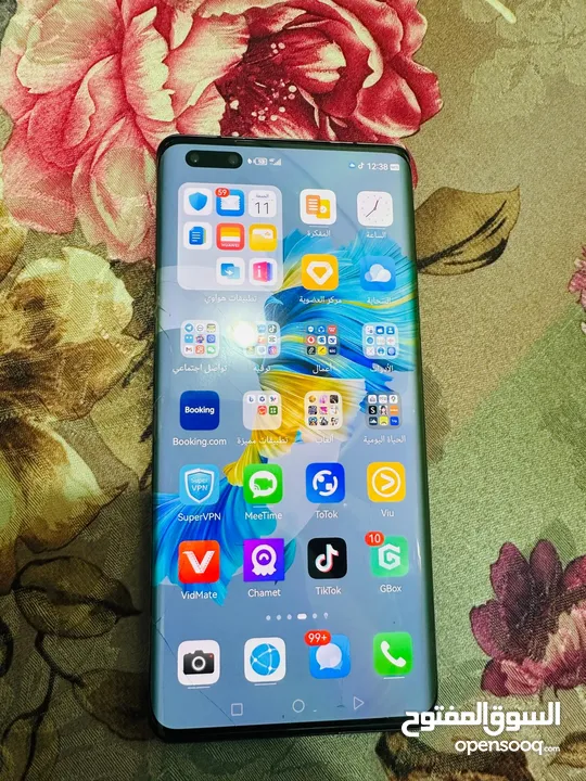 ميت 40 برو مع الشاحن معفي ضريبة حمايه في الظهر فيه خبطه في الشاشه لا تأثر على الاستعمال 256جيجا 5G