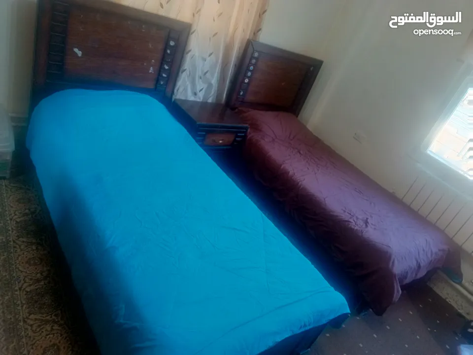 غرفة نوم شبابية  سريرين مع كومودينة