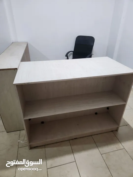 ديكور محمص شبه جديد مع رفوف وباترينه 2 متر وكراسي مكتب كلف تفصيل 15 الف شيكل البيع بسبب السفر بسعر ح