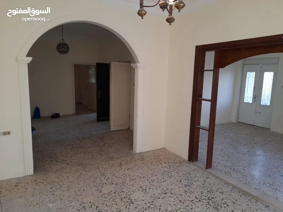 ارضي في شارع الاقصى مع حديقة للبيع