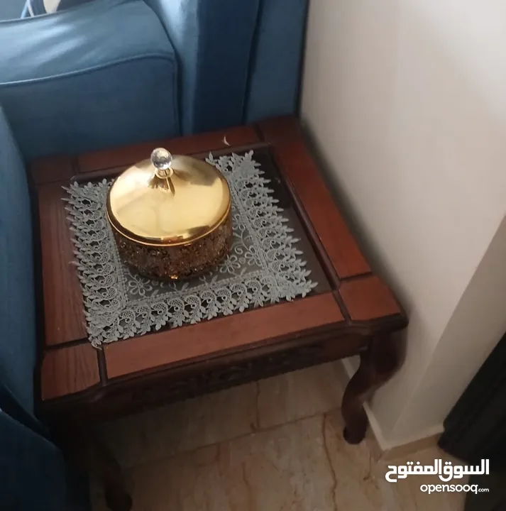 طاولة وسط مع طاولتين جانبيات