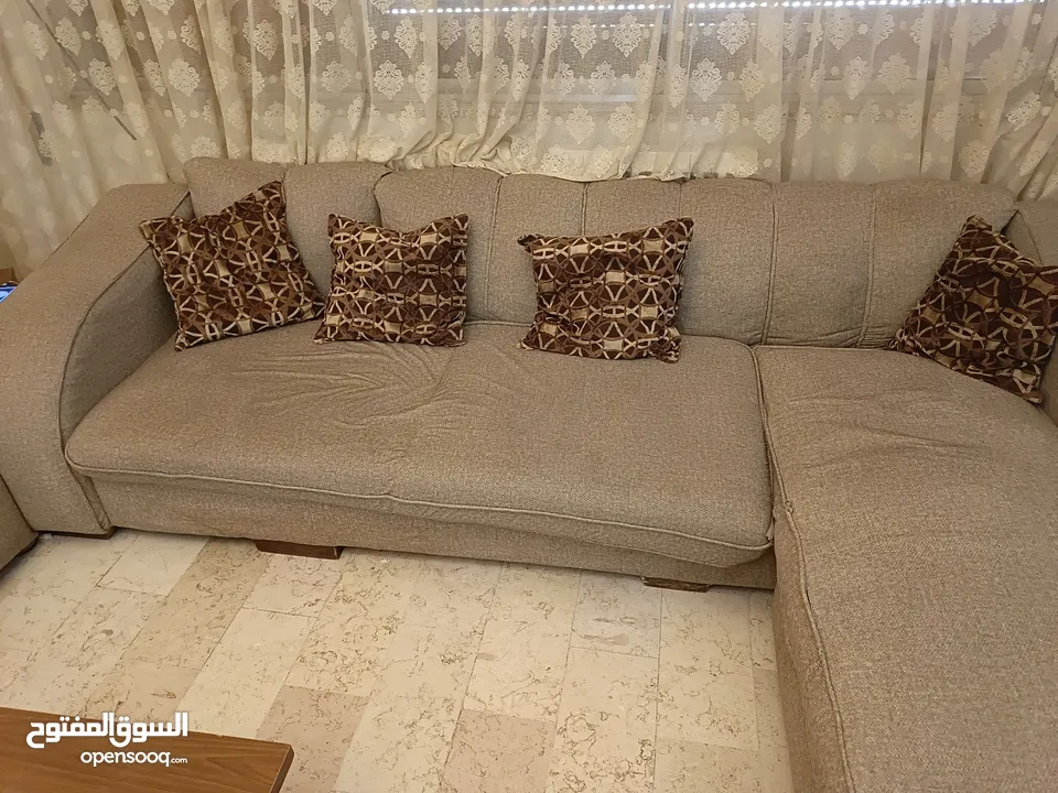 طقم كورنر 7 مقاعد مع طاولة و 3 طاولات سيرفس
