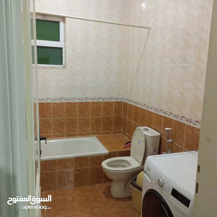 شقة مفروشة أرضية للايجار في ضاحية الرشيد 4 مكيفات بكل غرفة مكيف وبئر ماء خاص للشقة