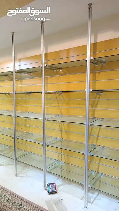 رفوف خشب وزجاج