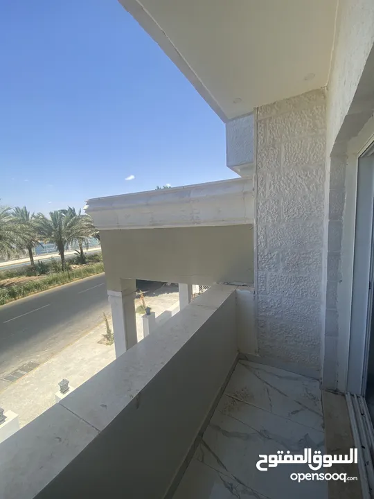 شقة فاخرة 3 غرف للبيع في العقبة – إطلالة على الجولف وتشطيب راقٍ – بسعر مغري
