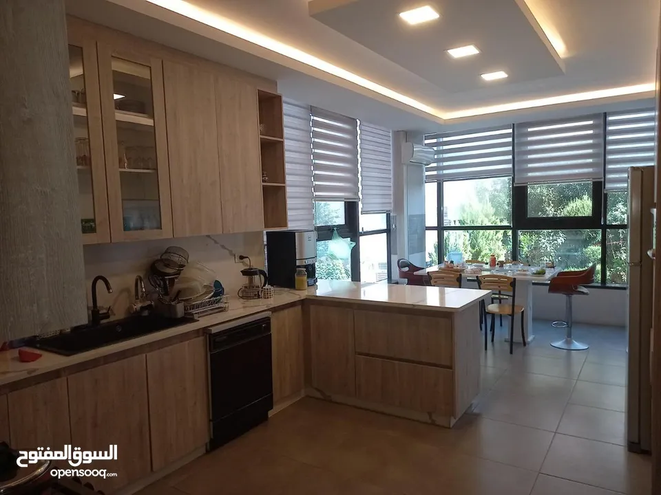 شقة ارضيه بسعر مغري داخلي 332 متر خارجي 180 متر