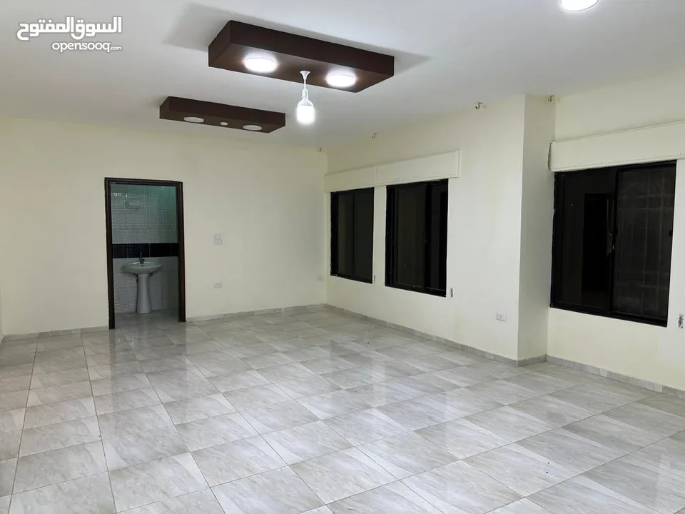 شقة طابقية طابق اول 3 غرف نوم 3 صالات 3 حمامات نظيفة جداً البناء 5 سنوات  الحي الشرقي قرب حديقة تونس