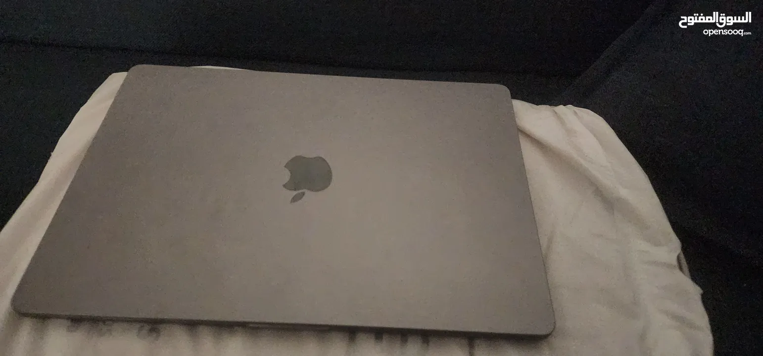 MacBook Air 15", 16GB/512GB, M3 processor, late 2024, space grey مع الشاحن الاصلي والكرتونة