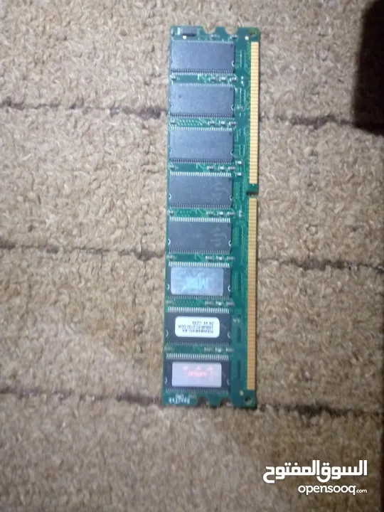 قطعتين رام بحالة ممتازة DDR3 512MB 400GHz والثانية DDR2 256MB 200GHz