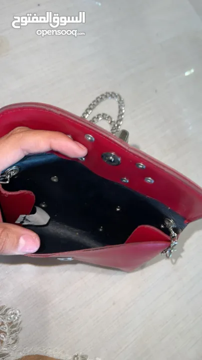 حقيبة حمراء