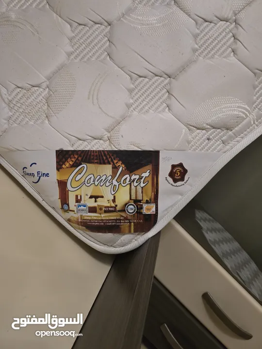 فرشة تخت بحالة جيدة جدا نوع فاخر sleep fine  قياس 200×180