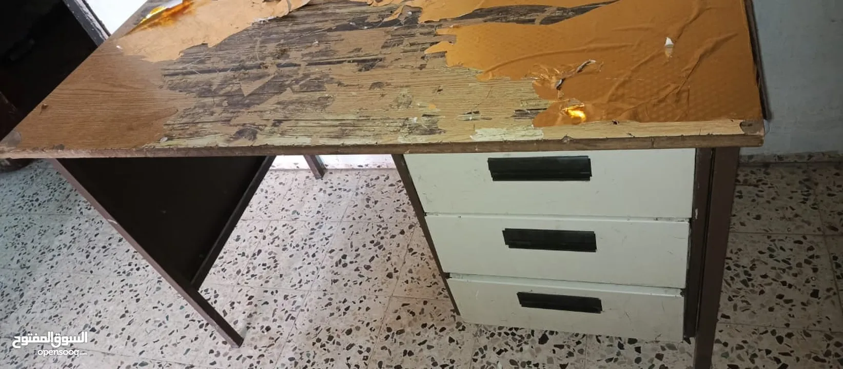 طاولة سفرة فخمة وقديمه جدا خشب زان +مكتب دراسة حديد + 4كراسي خشب