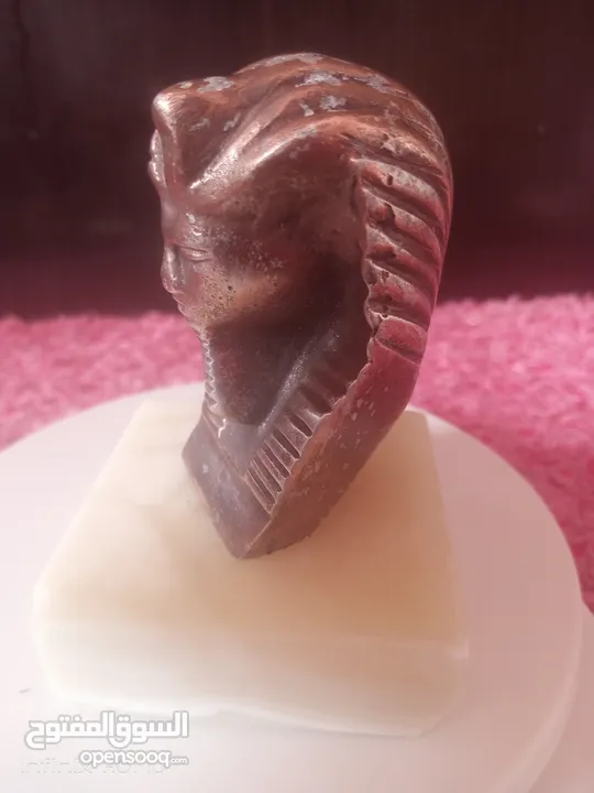 مجسم نحاس احمر وقاعده حجر