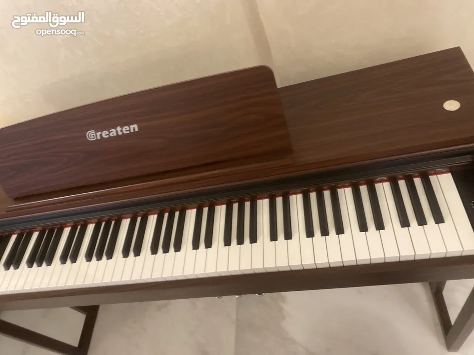Greaten piano new model amazing brownish black color no key broken functioned with metronome