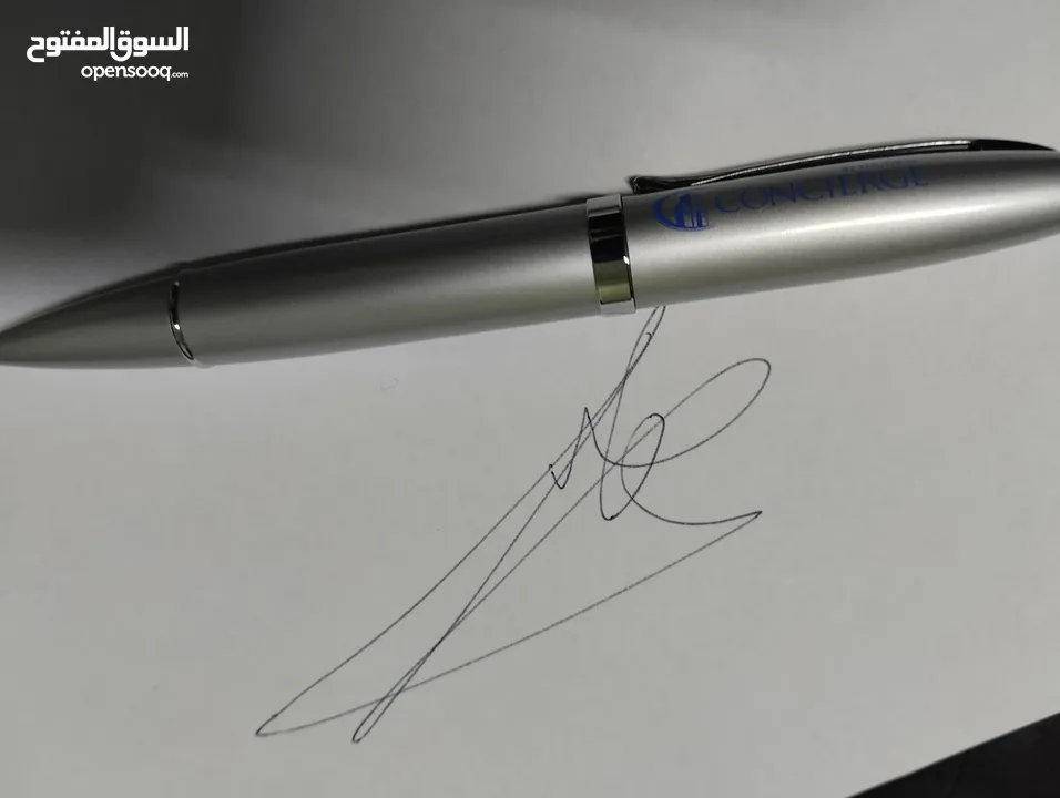 قلم مع وصلة USB فلاشة من نوع CONCIERGE علما أن مساحة الفلاشة 2 غيغا