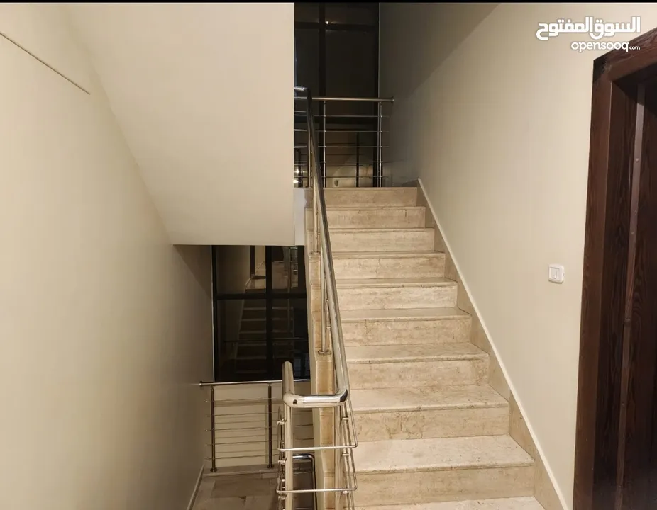 شقه دبل سوبر ديلوكس في دير غبار في حاله فوق الممتازه مؤثثه  جزئي غير مستخدمه الا لفتره قصيره للبيع