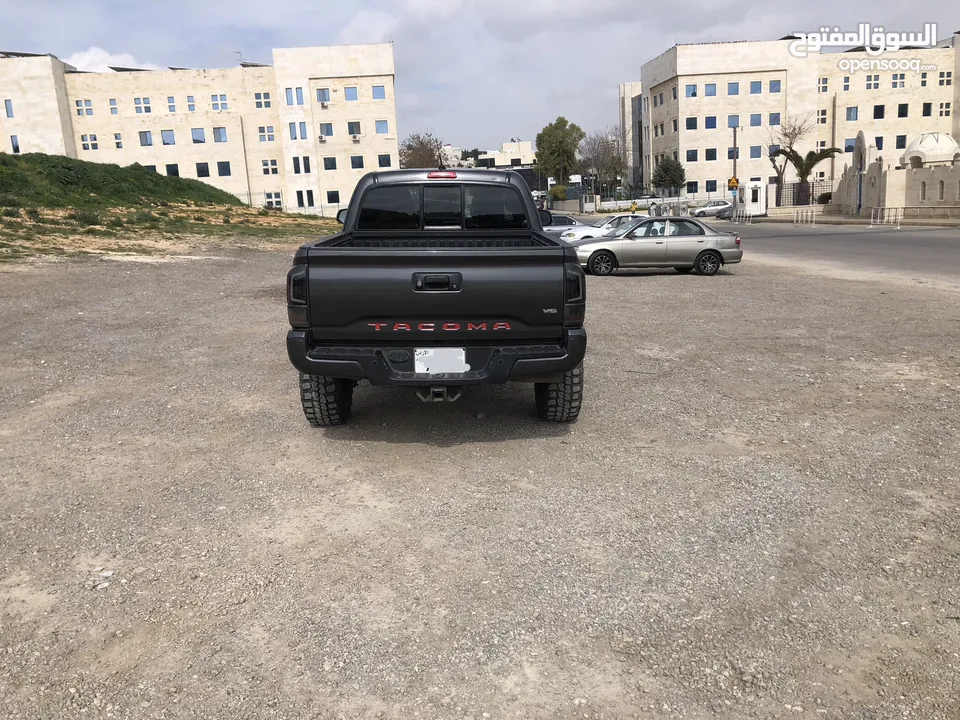 تويوتا تاكوما 2017  كابينة و نص مميز غيار عادي 4x4   بحالة ممتازة من المالك.