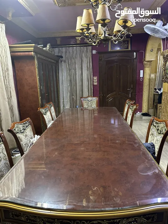 طاولة سفره مع لوح سكريت و 10كراسي مع بيرو ومع  وكومادينا  طقم مغربي مع طاولتين وسط خشب زان حفر
