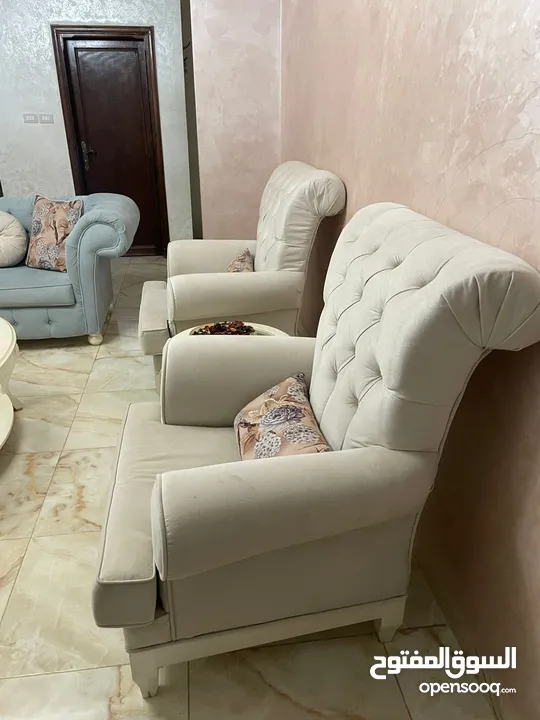 كنب صالون مع طاولات
