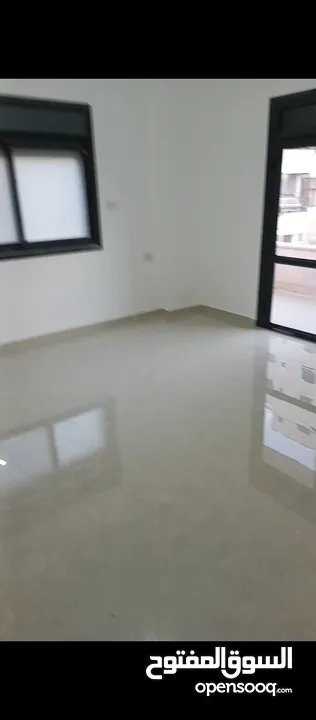 شقة للبيع تتكون من ثلاث غرف اوساع وثلاث برندات وثلاث حمامات وعمراة تتكون من اربع طبقات وكل طبقة شقتي