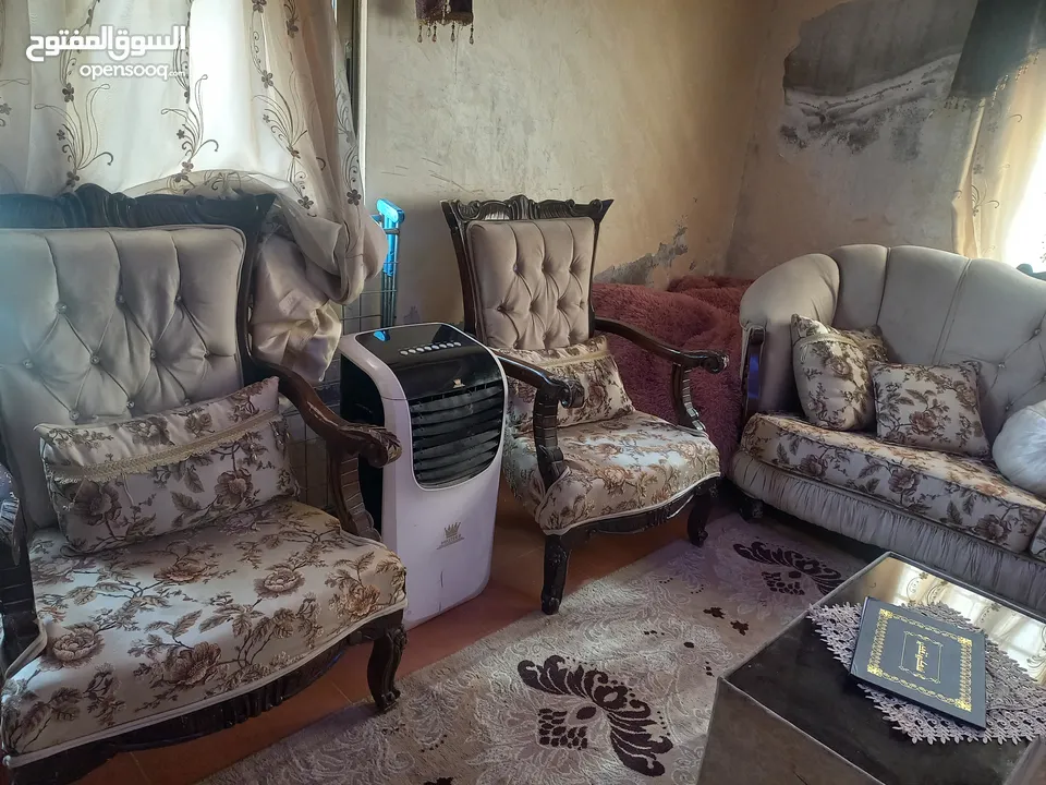 قعده ضيوف  تتكون من ثلاثيه  وثنائيه ومفردتين   زائد طاوله وسط   وسجاده