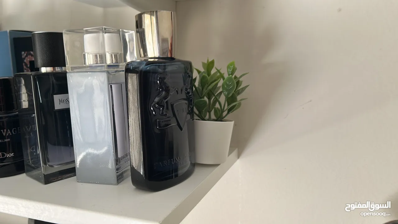 Over 40 original perfumes, all long lasting and original, good smelling and great longevity