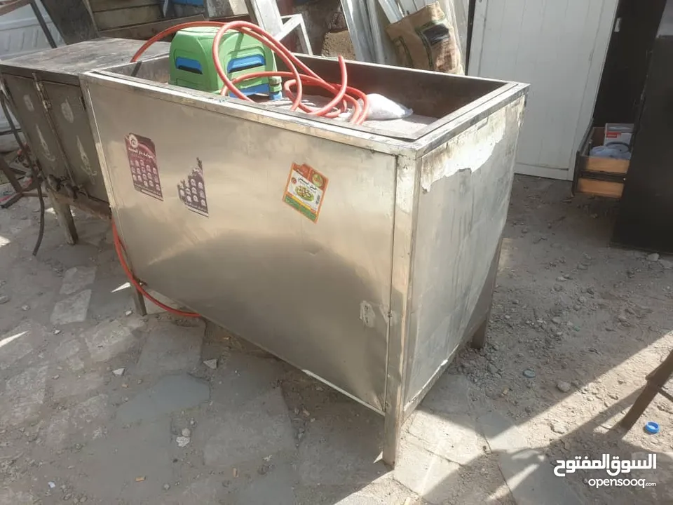 معدات مطعم متنوعه مستخدم نظيف للبيع اغلب المعدات جديده ولم يتم استخدامها وبحاله ممتازه والسعر مغري