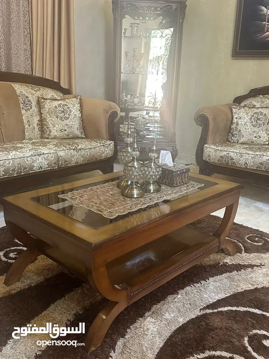 طقم كنب 9 مقاعد + طقم طاولات وسط