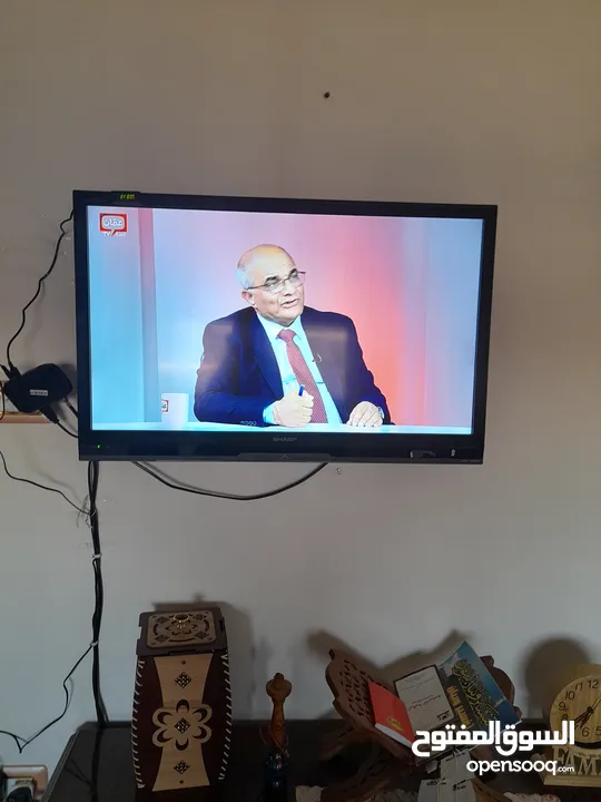 شاشه استعمال خفيف 32  انش شارب استعمال بسيط بحال الجديد معه ريموت وقاعده بدون الرسيفر الرسيفر فقط