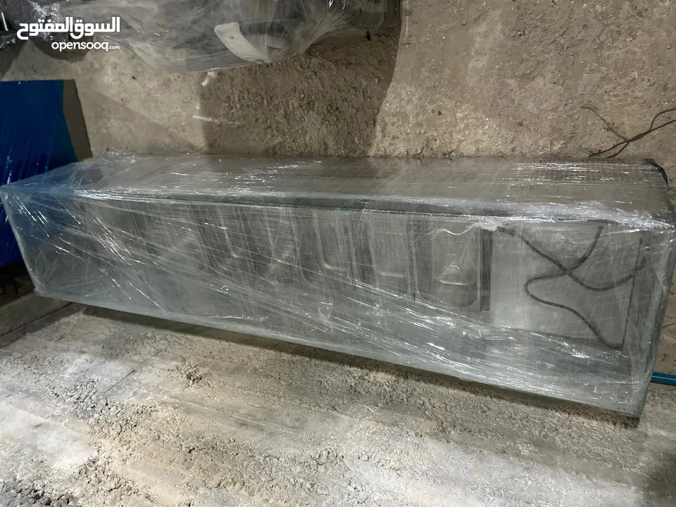 عدة محل  كاملة مع طاولات وكراسي للبيع