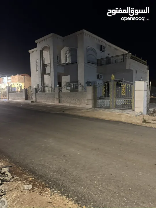 فيلا طابقين للبيع على ارض دونم مفروز، بناء جديد للبيع الجرف الجنوبي منطقة هادئة وقريبة على الخدمات،