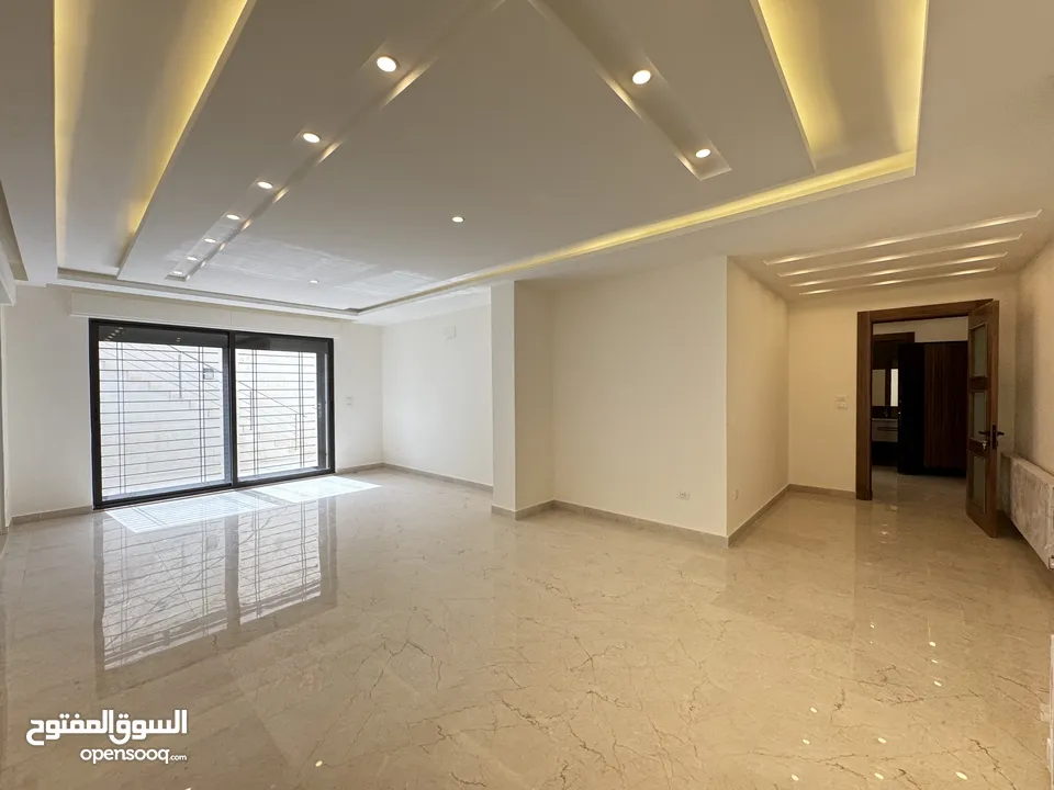 شقة مميزة طابق شبه ارضي مساحة 221م وخارجي 262م باجمل مناطق رجم عميش - طريق المطار