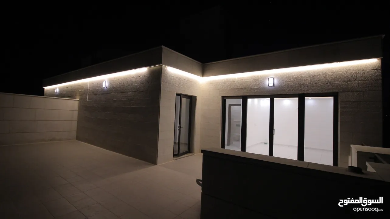 فيلا 460 متر لقطة في طريق المطار قرب جامعة الشرق الاوسط