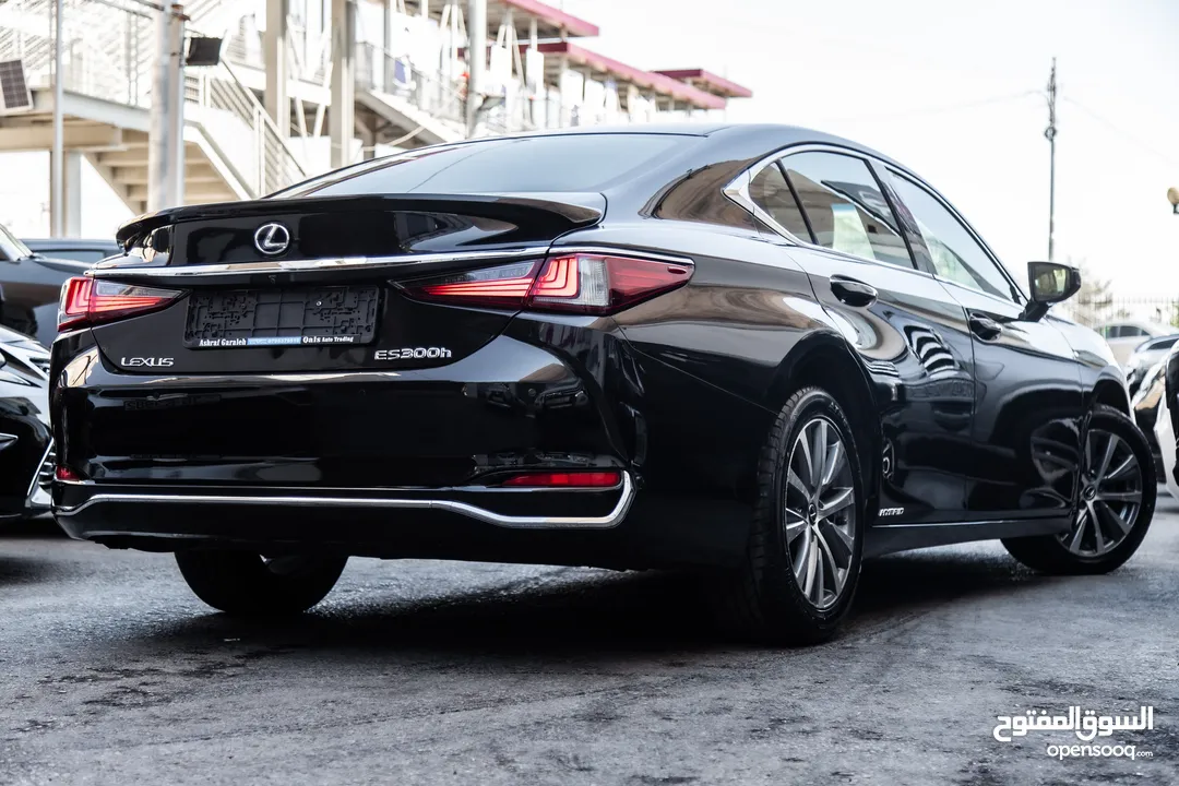 Lexus es300h 2019   السيارة بحالة ممتازة جدا و قطعت مسافة 65,000 كيلو متر