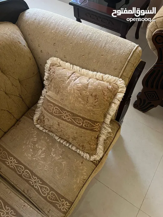 طقم كنب نظيف 9 اماكن مكون من ثلاثيه عدد1 وثنائية عدد 2 ومفرده عدد 2 للبيع المستعجل