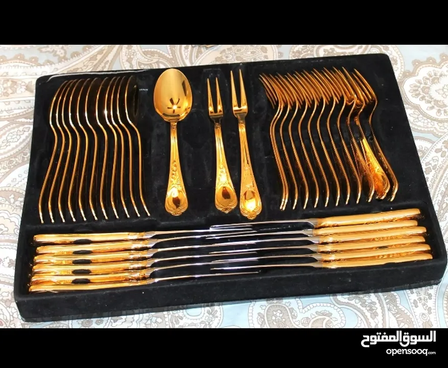 طقم سفره معالق وشوك وسكاكين فاخر مكون من 70 قطعه طلاء ذهب 24